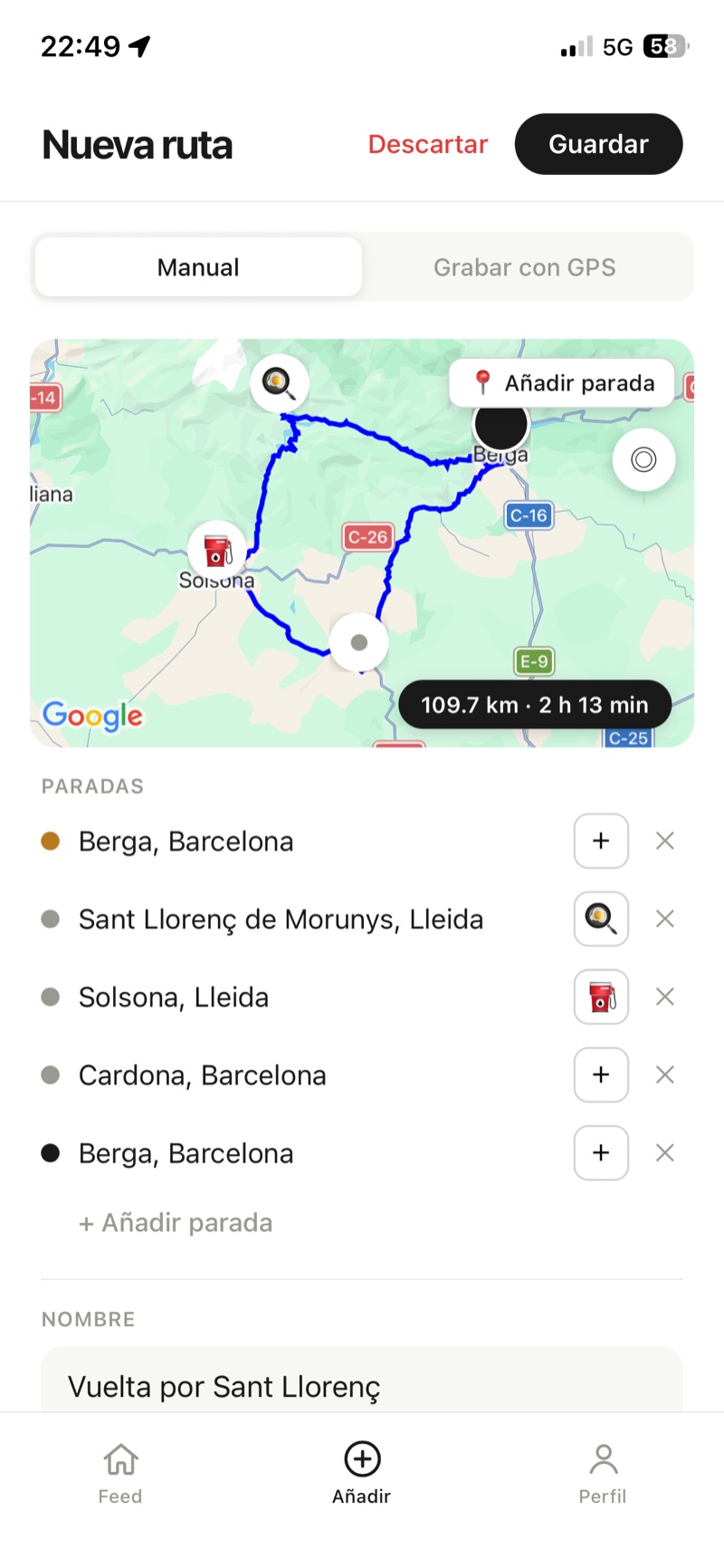 Creando una ruta a mano: cinco paradas buscadas por nombre, con iconos de comida y gasolina, y el trazado dibujado en el mapa.