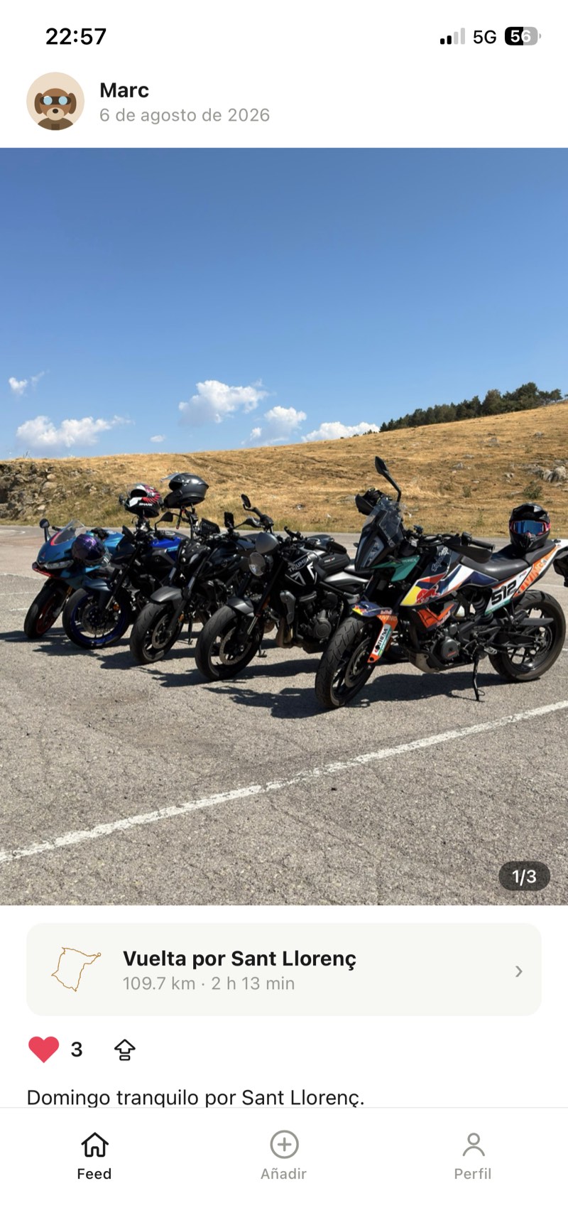 Una salida en el feed: seis motos aparcadas en una carretera de montaña, con el chip de la ruta y los me gusta.